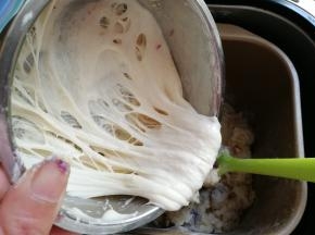 把发酵好的波兰酵头放入面包机桶内，开启揉面键开始揉面