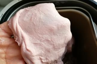 揉面至出现粗膜状态后，再加入软化的黄油，继续揉面