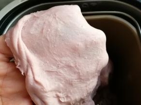 揉面至出现粗膜状态后，再加入软化的黄油，继续揉面