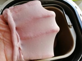 揉面至这种完全扩展阶段后，也就是手套膜状态，即揉面完成