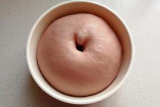 面团发酵至2~2.5倍，手指戳洞不回缩不塌陷即发面完成