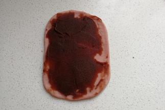 然后再抹上适量的豆沙馅