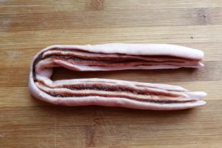 把顶端部分向内翻转过来，让切口面朝外