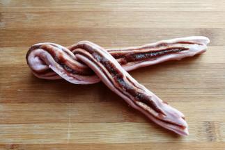 然后从顶端开始交叉扭转，尽量让切口朝外。