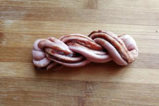 一直扭到头，尾部捏紧，在压到下面