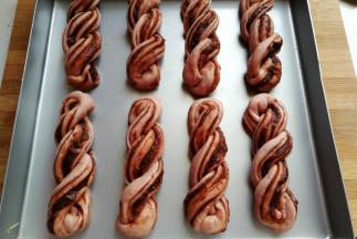 依次扭完所有的面包胚摆入烤盘中，继续第二次发酵