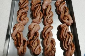 发酵好的面包胚取出来，先刷上一层蛋液，然后撒上适量白芝麻；再放入预热好的烤箱中层上下火，170度至180度，烤约25至30分钟左右即好