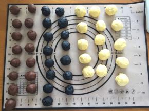 每个面团分成15份，盖上静置松弛15分钟