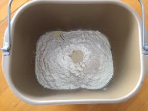 将黄油以上材料全部放入面包机，和面20分钟