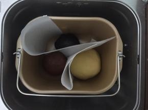 放入面包机中发酵，用油纸隔住