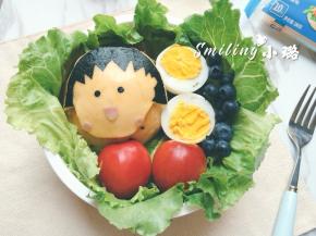 水煮蛋煮完对切开和面包、李子、蓝莓一起装进便当^_^