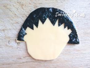 再用芝士片剪出小丸子的脸，先不要撕开塑料薄膜，剪完再撕比较好操作