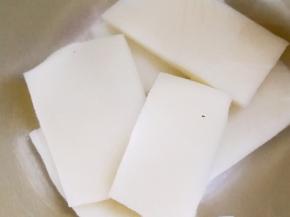 捞出来放进冷水里泡一下，沥干水分