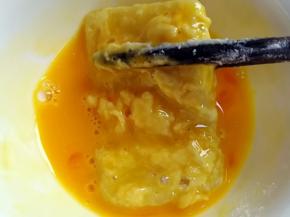 放进蛋液里面，让年糕裹满蛋液