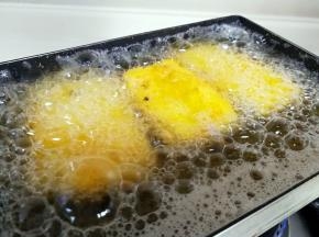 锅里放油，七分热放入年糕，炸至两面金黄
