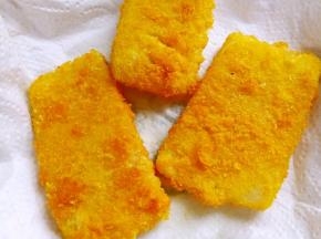 沥干油，用吸油纸吸去多余的油