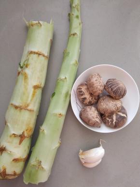 准备好食材：莴笋，花菇，蒜。