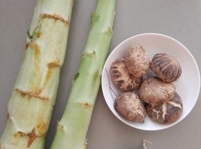 准备好食材：莴笋，花菇，蒜。