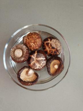 花菇用温水充分泡发。