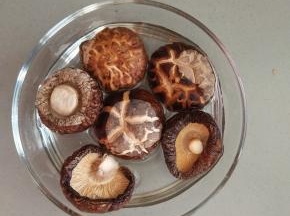 花菇用温水充分泡发。