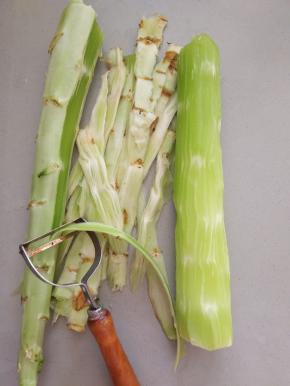 莴笋去除老皮。