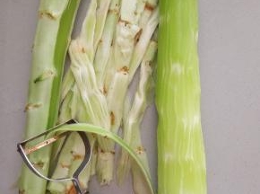 莴笋去除老皮。