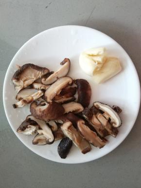 泡发好后的香菇洗干净，切条状；蒜用刀背拍一下，去蒜衣。