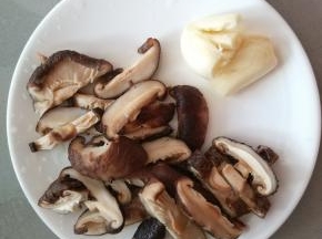 泡发好后的香菇洗干净，切条状；蒜用刀背拍一下，去蒜衣。