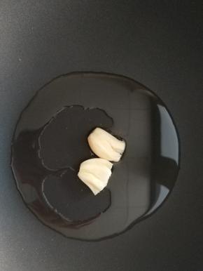 炒锅中加入食用油，放入大蒜，小火炒出香味。