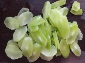 去皮后的莴笋切片备用。