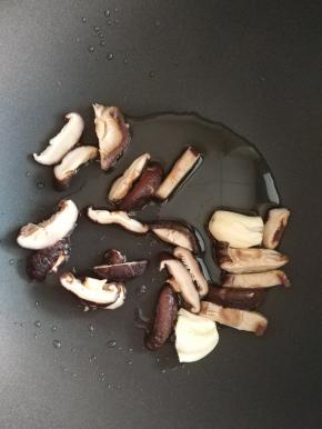 加入花菇，继续小火炒一下。