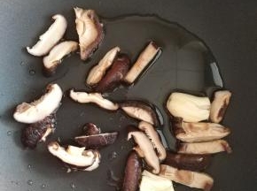 加入花菇，继续小火炒一下。