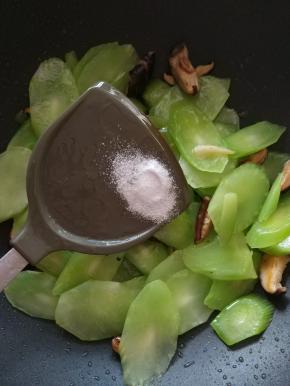 起锅前加入适量的盐调味。