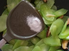 起锅前加入适量的盐调味。