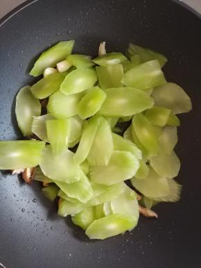 待花菇散发出香味后，转大火，加入莴笋片。大火翻炒2分钟左右。这里不要炒得过久，太久了，莴笋变软，失去了原有的清脆的口感。
