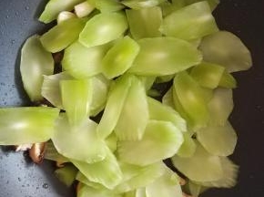 待花菇散发出香味后，转大火，加入莴笋片。大火翻炒2分钟左右。这里不要炒得过久，太久了，莴笋变软，失去了原有的清脆的口感。