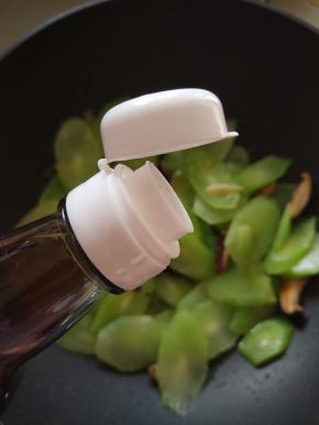 我还喜欢加入一点点的鱼露提下鲜。