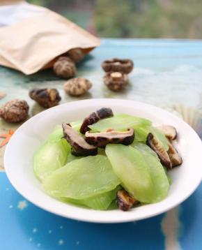 趁着莴笋正嫩的季节，赶紧的买点回家下菜吧。