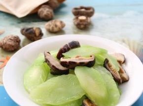 趁着莴笋正嫩的季节，赶紧的买点回家下菜吧。