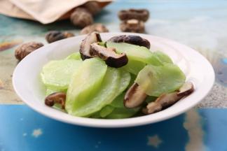 咬一口莴笋，香脆嫩甜，好吃。