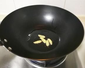热锅凉油放入姜片煎出香味