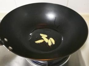 热锅凉油放入姜片煎出香味