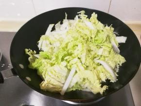 放入白菜翻炒至软
