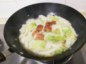 放入适量热水烧开三分钟