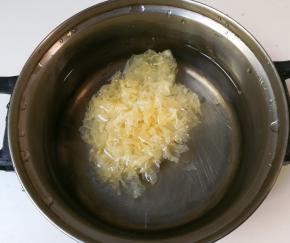 银耳冲洗一下，放水里半小时泡发