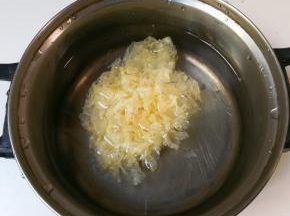 银耳冲洗一下，放水里半小时泡发