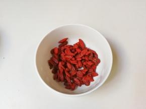枸杞冲洗干净