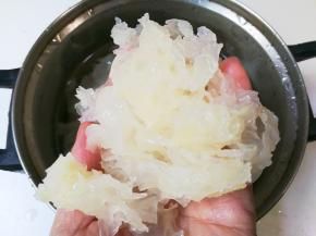 再剪碎，这样容易熬出胶质