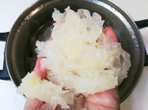 再剪碎，这样容易熬出胶质