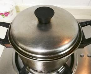 放入适量清水一起烧开，小火烧一个半小时